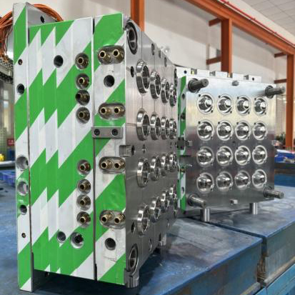 Moule d'injection multi-empreintes complexe